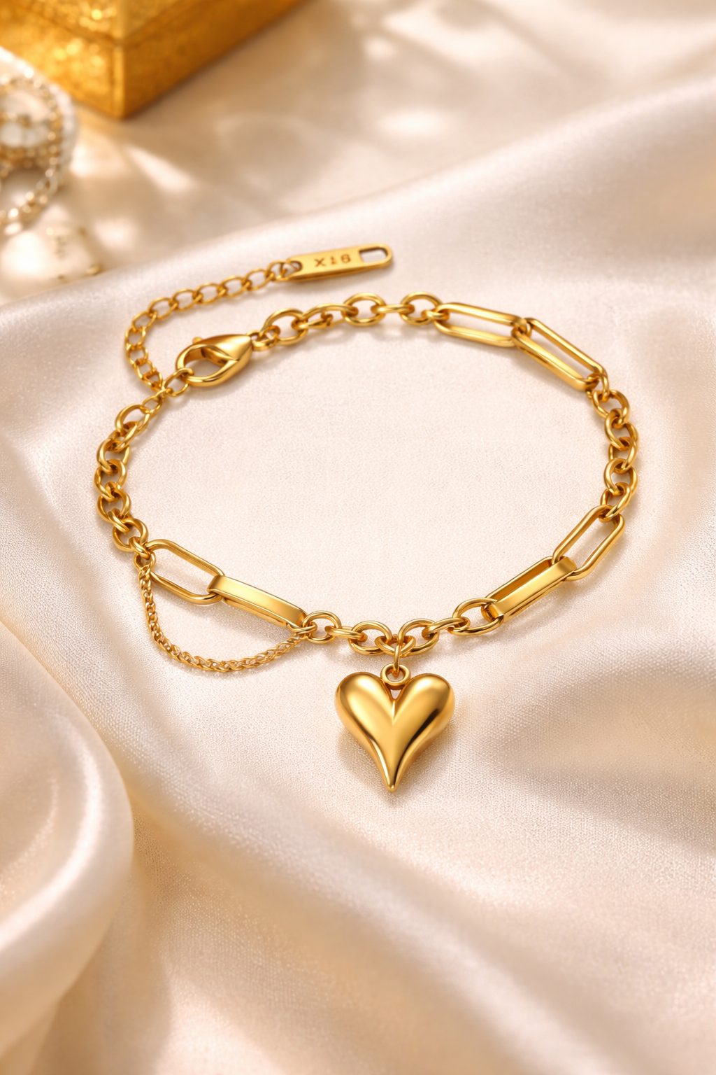 ⸻

Bracelet Cœur Élégance Noire – Or 18K