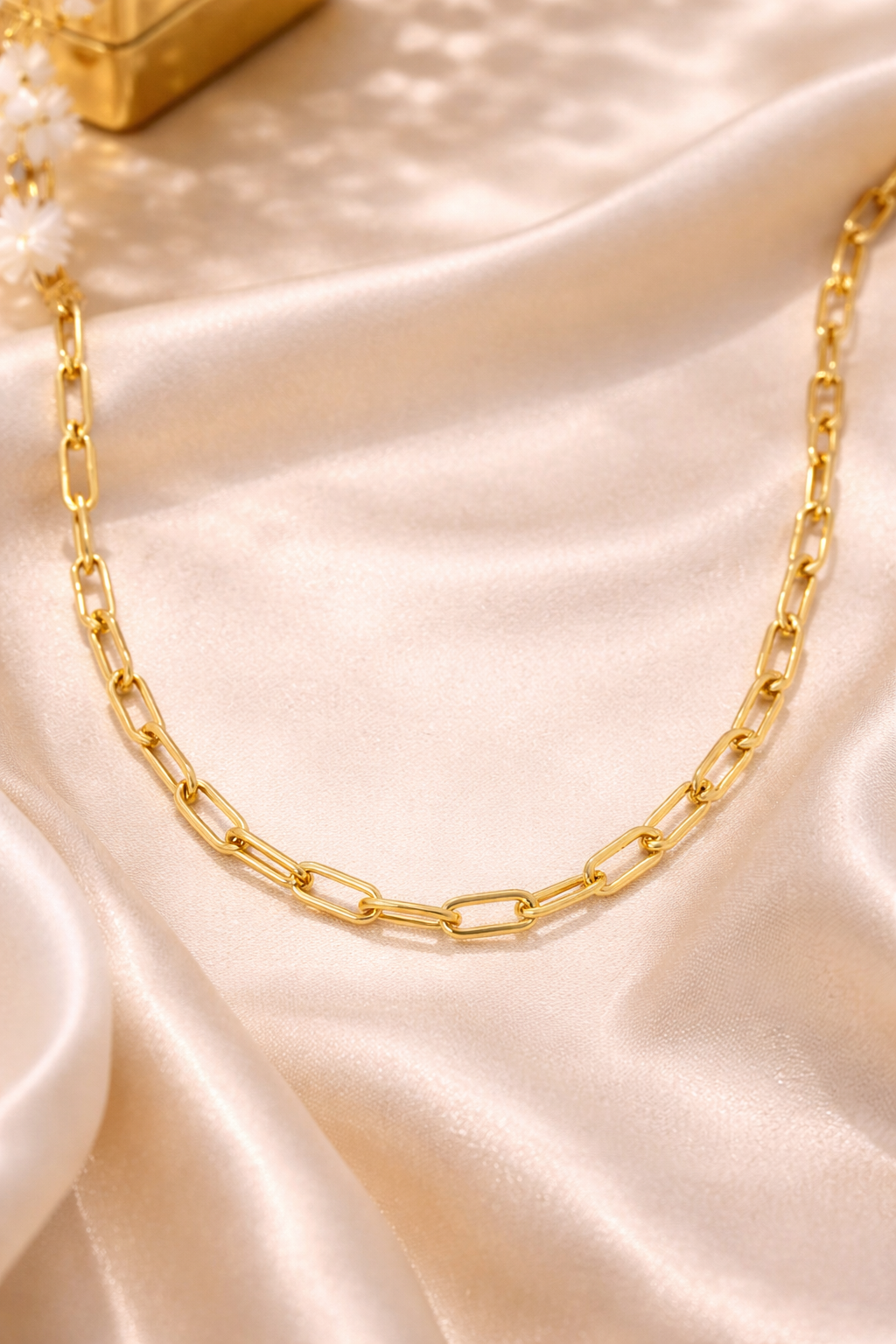 ⸻

Collier Chaîne Élégance Noire – Or 18K Triple Plaquage
