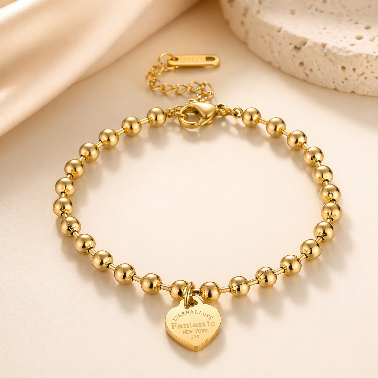 ⸻

Bracelet Cœur Doré – Élégance Intemporelle 👑